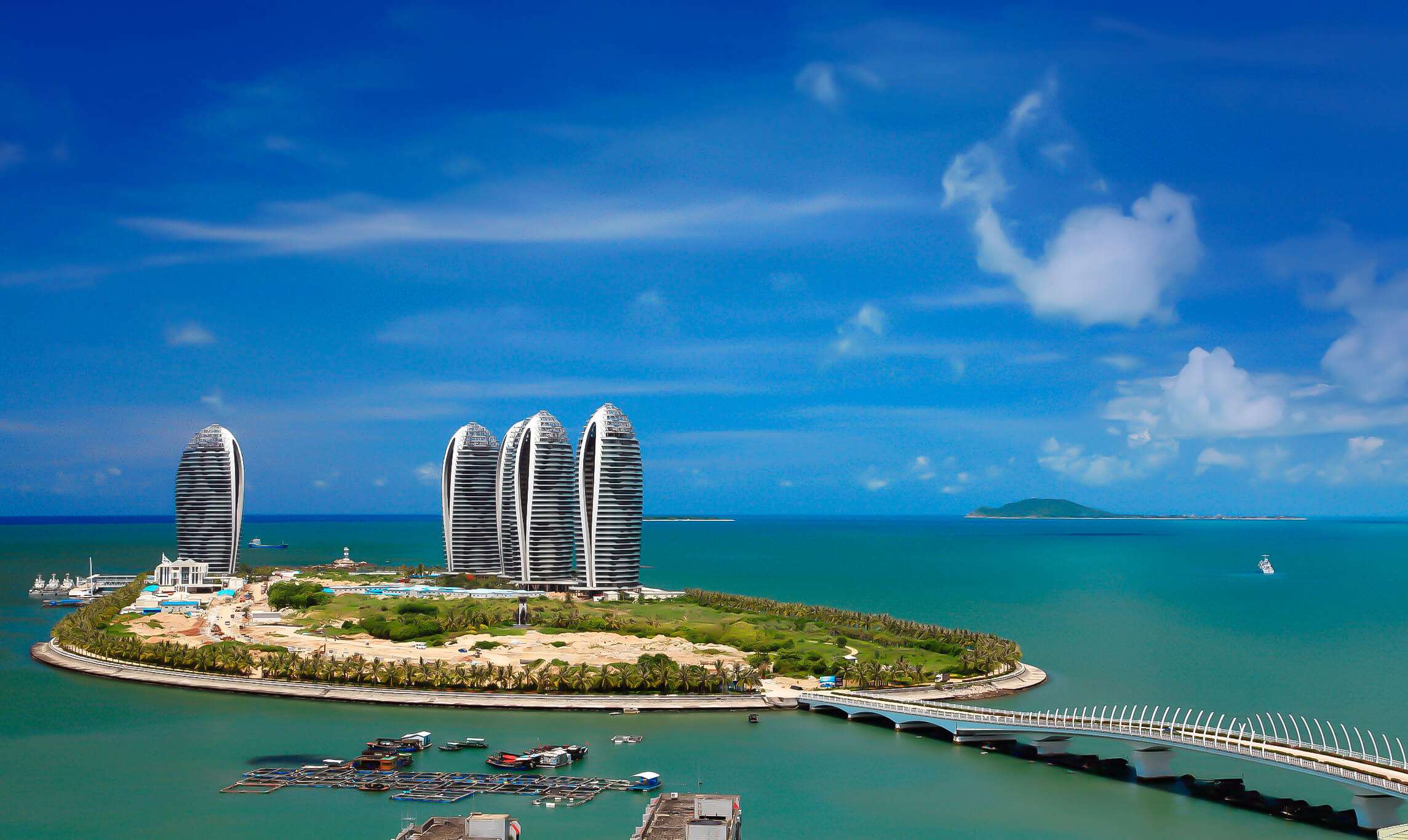 同为海滨城市,珠海和三亚,在哪里买房更好?